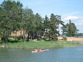 Des kayaks passent devant l'île de Kaskisaari