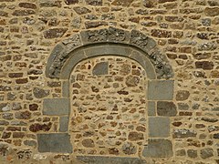 Le portail sud muré de l’église.