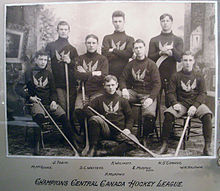 Photographie en noir et blanc d'une équipe de hockey sur glace