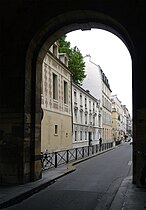 La rue de Béarn vue depuis la place des Vosges.