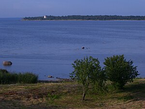 La péninsule de Paljassaare, vue de la péninsule de Kopli à travers la baie de Paljassaare.