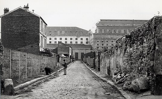 L'usine parisienne en 1945 (façade rue Dunois, vue depuis le passage Levée).