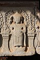 Détail d'un linteau khmer, trouvé au Prasat Hin Phimai, style d'Angkor Vat, XIIe siècle : Bouddha debout enseignant