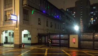 In the evening, someone shone a laser pointer at the Sham Shui Po police station and the police responded by shining a searchlight in the direction of Yen Chow Street.