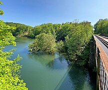 Blick von der Eisenbahnbrücke bei Wilhelmstal auf die aufgestaute Wupper