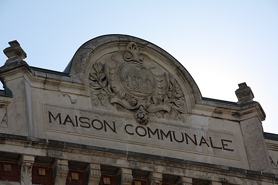 Le fronton de la Maison communale.