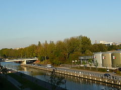 Le canal à Bruxelles (Anderlecht) avec le dépôt de carburants.