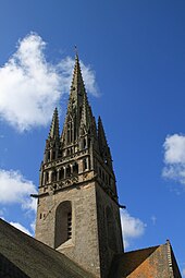 Photo d'un clocher d'église avec une flèche, au-dessus du transept