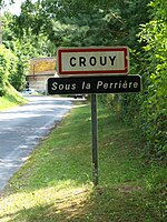 Panneau E31 avec le panneau d'entrée d'agglomération EB10 de Crouy, Aisne.