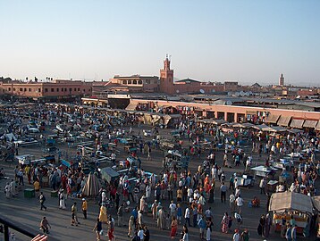 Plaza Jamaa el Fna de Marrakech, una plaza abierta en el urbanismo islámico, designada Patrimonio de la Humanidad por la Unesco, en buena medida por la influencia de Juan Goytisolo. El zoco árabe era más corrientemente un espacio laberíntico de calles y no un espacio abierto, cuando no completamente cerrado, como el bazar en el Próximo Oriente. Las demás funciones urbanas estaban repartidas por la mezquita (religiosa y judicial), la alcazaba (militar)... con lo que no había un espacio tan privilegiado como fueron las plazas mayores del urbanismo castellano.