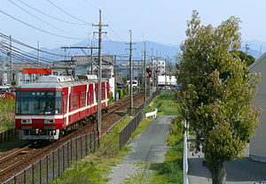 浜松市の郊外を走る2000形電車