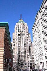 Cadillac Place y el Fisher Building, los dos Monumentos Históricos Nacionales del New Center.