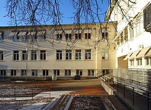 Centralbyggnaden till höger.