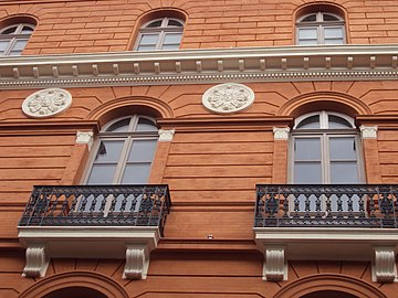 Détail des ferronneries des balcons de la façade sur rue.