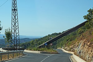 Die Druckleitung kreuzt die Nationalstraße am Westhang des Dajti