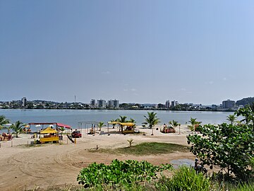 Praia fluvial, baía do Pontal. Rio Cachoeira ao fundo