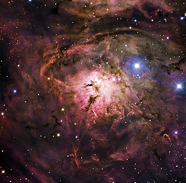 Imagem da Messier 8, também conhecida como a “Nebulosa da Lagoa”. Ela se encontra a uma distância de quatro a seis mil anos-luz da Terra, na constelação de Sagitário. A nebulosa é uma nuvem interestelar gigante com um diâmetro de cem anos-luz. Ela tem muitas estrelas grandes e quentes cuja radiação ultravioleta dá ao gás e à poeira formas incomuns. Duas dessas estrelas gigantes iluminam a parte mais brilhante da nebulosa, conhecida como Ampulheta, perto de seu centro. Messier 8 é uma das poucas nebulosas formadoras de estrelas visíveis a olho nu e descoberta já em 1747, embora o espectro completo de cores não fosse visível até que telescópios mais potentes se tornassem disponíveis. Essa imagem combina observações feitas por meio de três filtros diferentes (B, V, R) com o telescópio dinamarquês de 1,5 metro do OES no Observatório de La Silla, no Chile. (definição 1 841 × 1 808)