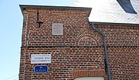 Plaque apposée sur la mairie mentionnant les vestiges de l'ancien château.