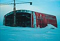 Hangar de helicópteros de la base Marambio (1970) realizado totalmente en material plástico, siendo en su momento la construcción en ese material más grande existente. La imagen corresponde a su etapa de armado en la base antártica.