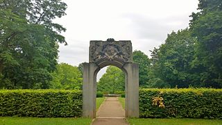 Das alte Wappen mit dem hessischen Löwen vom Eingangsportal des ehemaligen Palais, Blickrichtung West