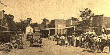 Downtown Pea Ridge looking east on Pickens Road in 1914. The white structure at the end of the street was a hotel operated by the Martin family, which burned down around 1920.