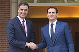 Picture of Pedro Sánchez and Albert Rivera shaking hands in Moncloa palace