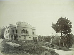 Le Plantier de Costebelle en 1863, le parc encore vierge de plantations, fiacres visibles sur la droite de la maison. Sur la droite de la photographie, un grand pin d'Alep. Les allées en gravillon et une chapelle dans le bois de pins bas sont visibles. Quelques jeunes Phœnix dactiliferas sont plantés.