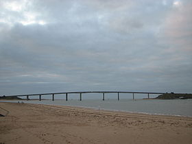 Le pont de Noirmoutier vu de la gare maritime de Fromentine (Noirmoutier est à droite).