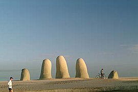 Playa Brava, escultura La Mano en 2006.