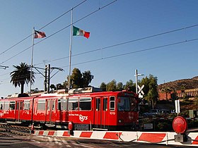 メキシコの国境沿いを走るブルーラインの電車