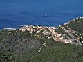 Vue aérienne du village entre mer Méditerranée et massif de l'Esterel.