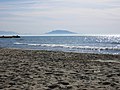 Plage Les sables d'or (Zéralda) et le mont Chenoua en arrière-plan.