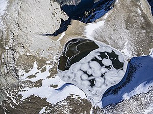 Air view of Dragon Lake on Mount Tymfi Φωτο: Piterpanos