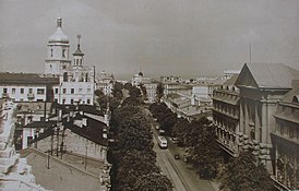 Фотография 1937 года на которой (слева) видна возвышенная часть жилого дома командного состава КВО до удаления башни. На фотографии видна правая 8-этажная часть дома (с 4 окнами). Сам дом имеет пять секций общей длиной в 30 окон.