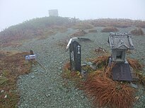 風雨の中の和賀岳山頂