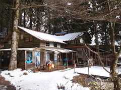 荒廃の進む大岳山荘