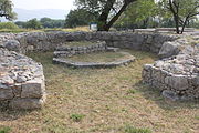 Complexe du Dharmarajika : temple absidial : base octogonale de la plateforme du stupa, abside à plan octogonal / circumambulation autour du stupa. Vue prise depuis la nef[2]