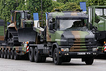 Bulldozer D6 sur ensemble porte char PEB, avec camion tracteur 6x4 Scania.