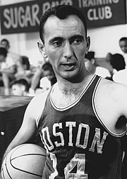 Photo noir et blanc montrant Bob Cousy balle sous le bras