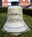 e-Glocke von 1951 auf der Außenanlage der Kirche