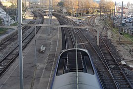 Vue d'ensemble des voies en gare.