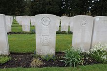 Une photographie en couleur de plusieurs pierres tombales. Celle de Ward se situe au milieu