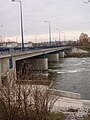 Die 2004 renovierte flussabwärts zeigende Seite der Brücke