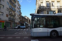 Croisement de bus à Rouen, entre site propre et site banalisé.