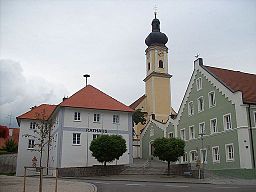 Kommunalhuset och kyrka i Irlbach.