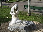 Statue représentant une lamina aux pieds palmés à Arrasate (province du Guipuscoa, Communauté autonome du Pays basque).