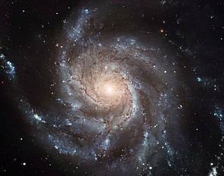 Galáxia do Cata-Vento (M101, catalogada também como NGC 5457) está localizada na constelação da Ursa Maior, a uma distância de aproximadamente vinte e um milhões de anos-luz da Terra. Esta é uma das fotos maiores e mais detalhadas de uma galáxia espiral produzida pelo telescópio espacial Hubble (definição 15 852 × 12 392)