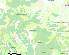 Carte élémentaire montrant les limites de la commune, les communes voisines, les zones de végétation et les routes