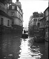 La rue, submergée lors de la crue de la Seine de 1910.