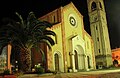 Vue nocturne de la façade de l'église